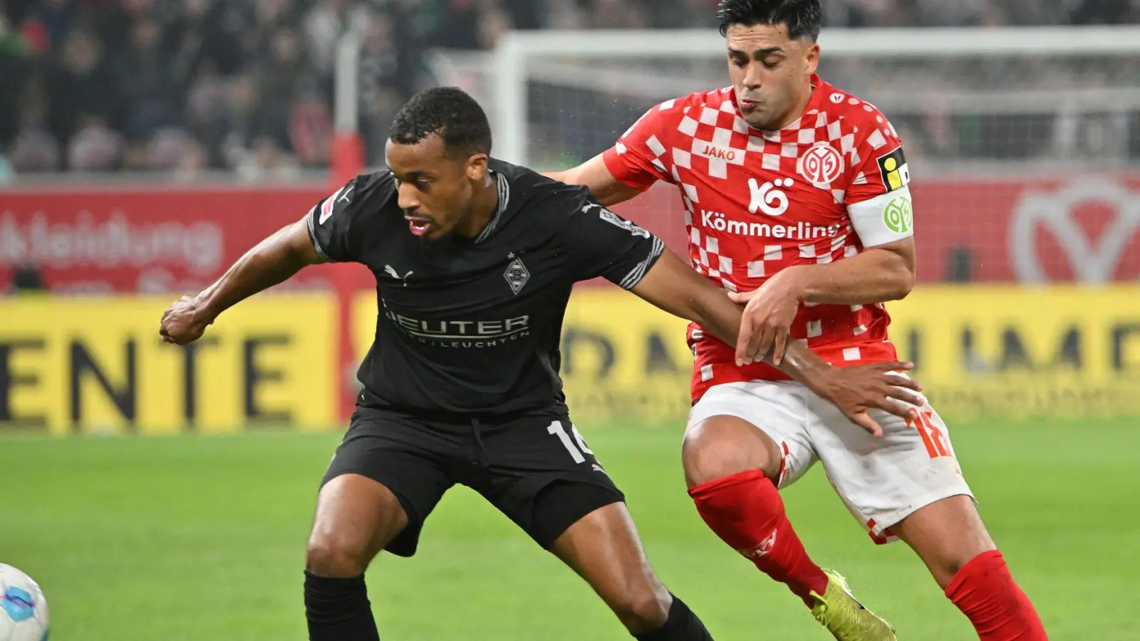 Mainz um Nadiem Amiri (r) belohnte sich gegen Gladbach um Alassane Plea nicht für eine gute erste Hälfte. (Foto: Torsten Silz/dpa)