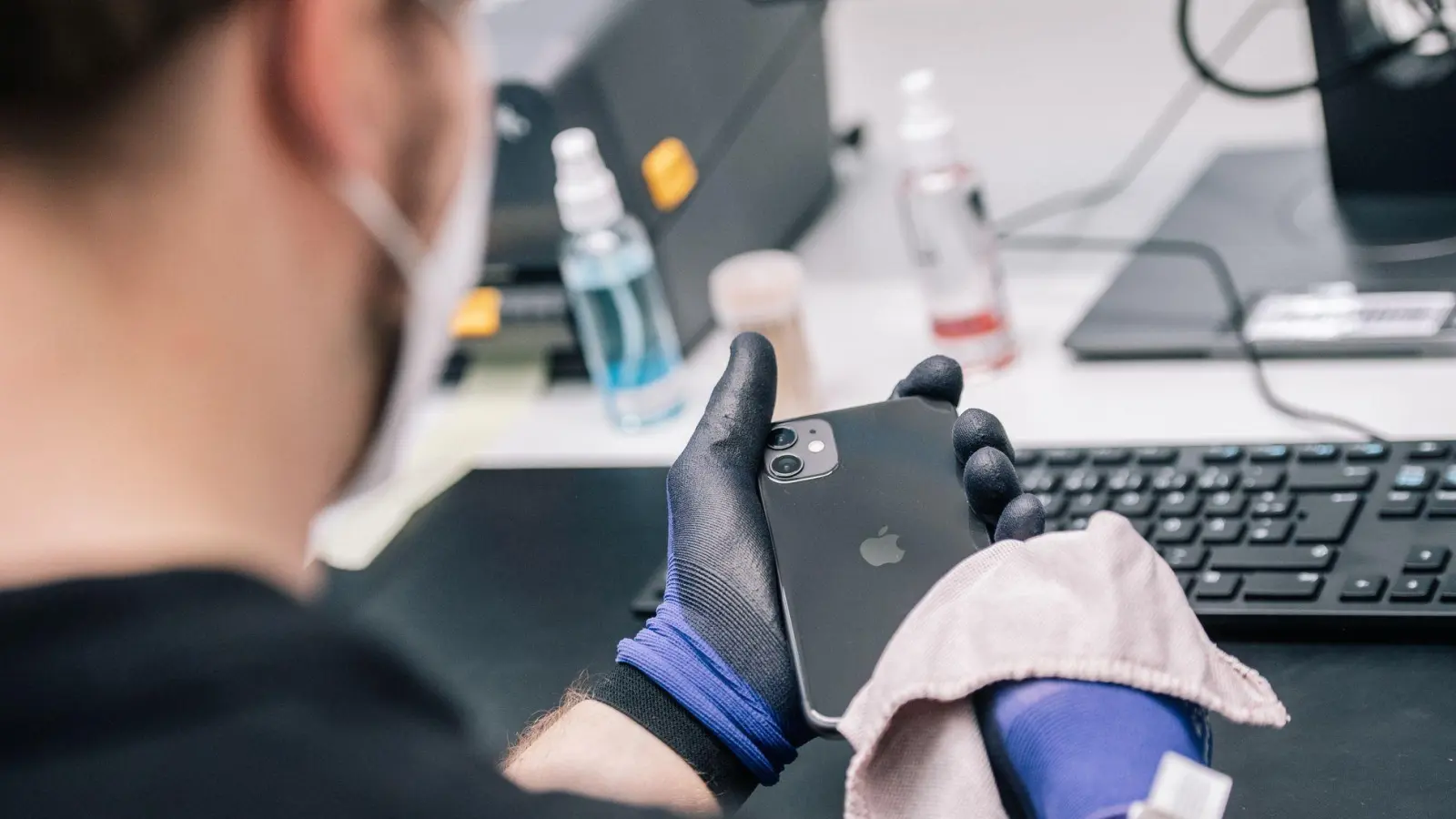 Zum Standard gehört, dass Refurbished-Smartphones ausführlich getestet und defekte Teile ersetzt werden.  (Foto: Zacharie Scheurer/dpa-tmn)