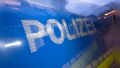 Die Polizei Rothenburg sucht aktuell nach der Tatverdächtigen in einem Juwelier-Diebstahl. (Symbolbild: Marijan Murat/dpa)