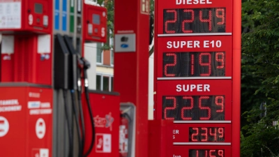 Tanken ist derzeit teuer. (Archivbild) (Foto: Sebastian Kahnert/dpa)
