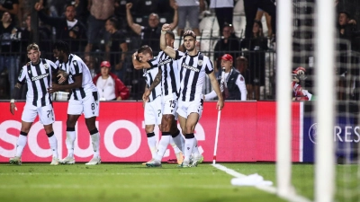 Transfer perfekt: Der VfL Wolfsburg holt den griechischen Abwehrspieler Konstantinos Koulierakis (r) von PAOK Saloniki. (Foto: Giannis Papanikos/AP/dpa)