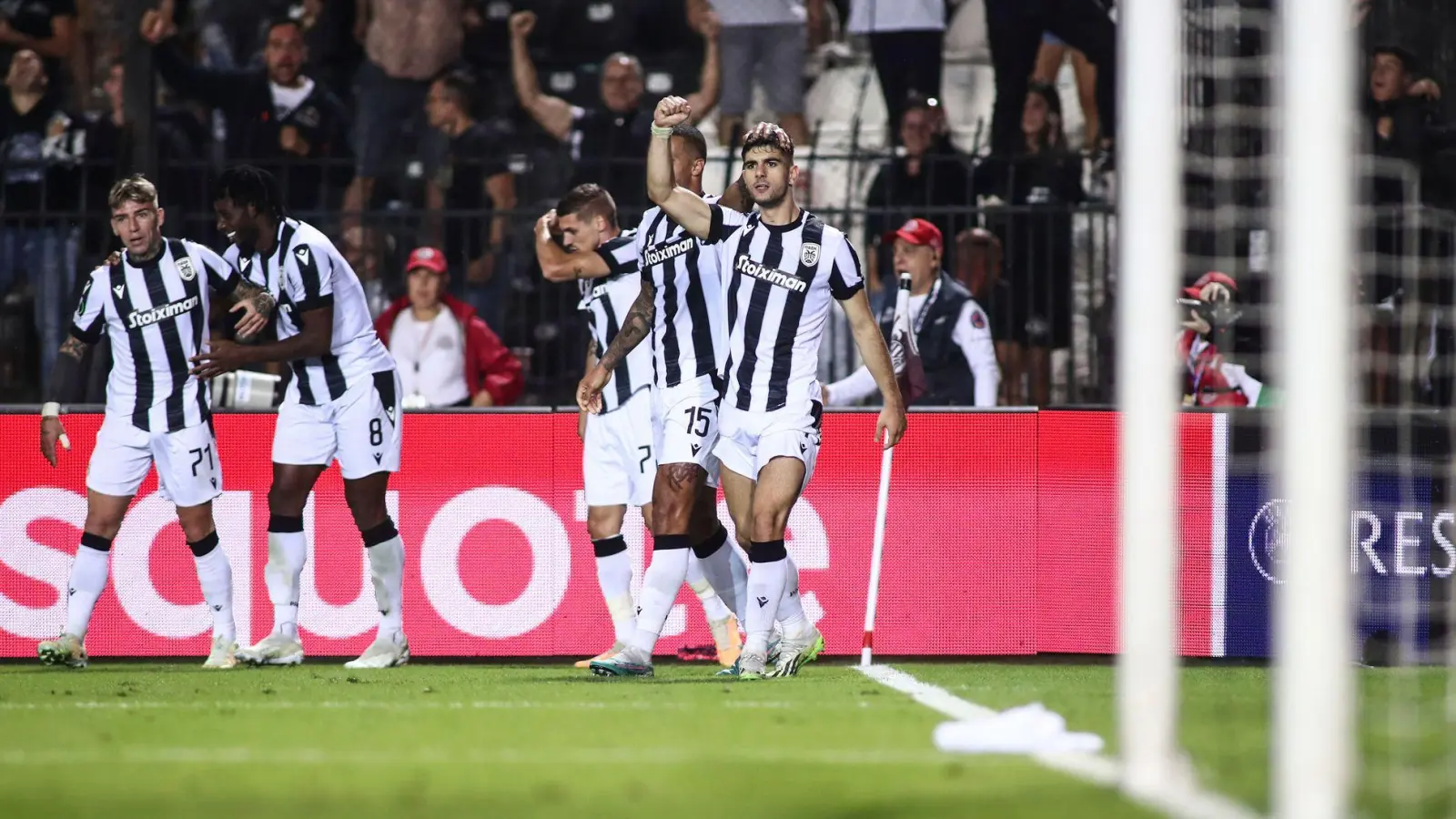 Transfer perfekt: Der VfL Wolfsburg holt den griechischen Abwehrspieler Konstantinos Koulierakis (r) von PAOK Saloniki. (Foto: Giannis Papanikos/AP/dpa)