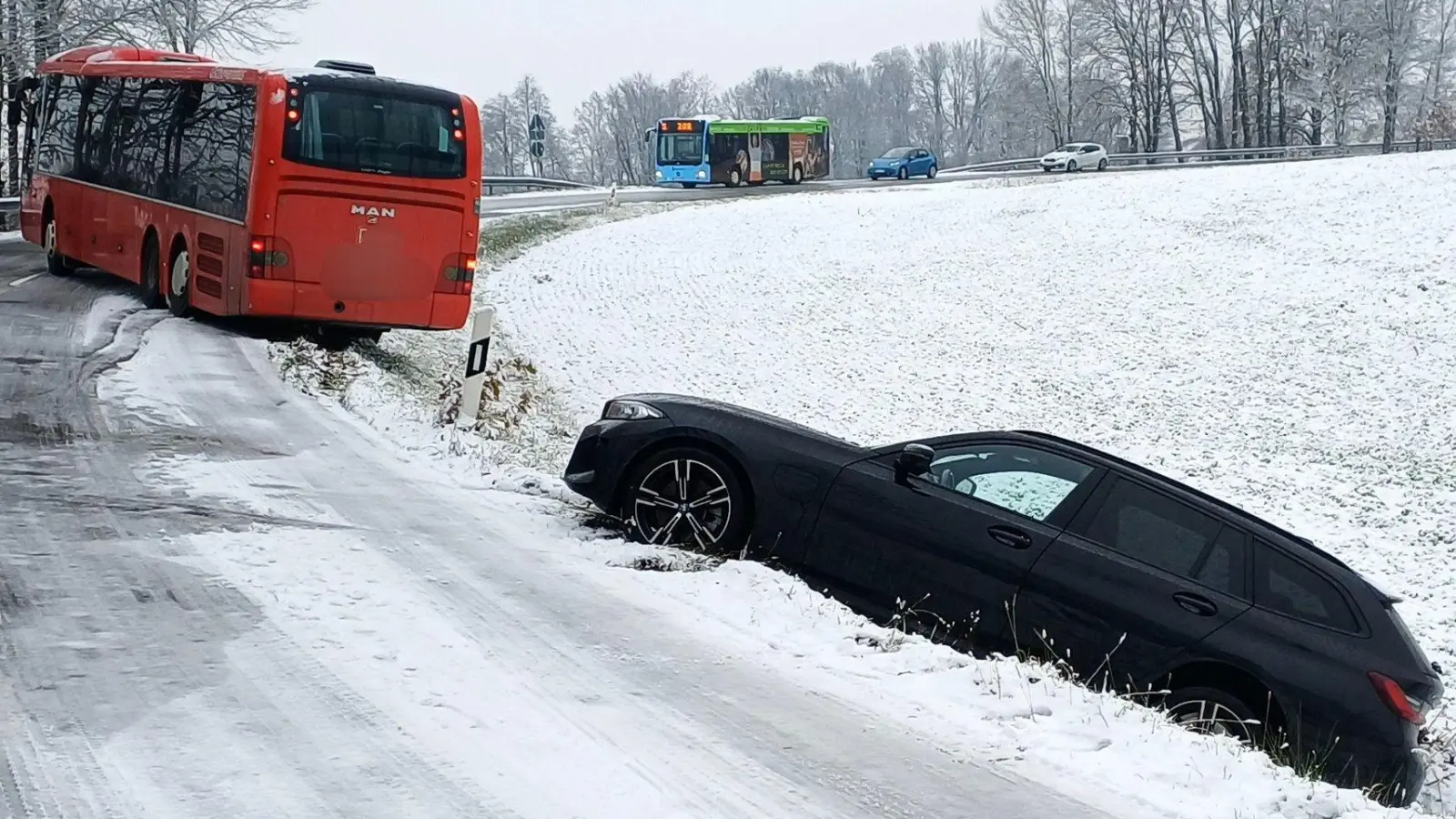 Bei Passau kamen ein Bus und ein Auto bei Glätte von der Fahrbahn ab. (Foto: Riedl/zema-medien/dpa)