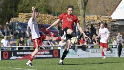 Bester Torschütze des SC Aufkirchen: Sebastian Beck (rechts, hier gegen den Bezirksliga-Torjäger Nummer eins, Moritz Ortner vom TSC Neuendettelsau). (Foto: Martin Rügner)