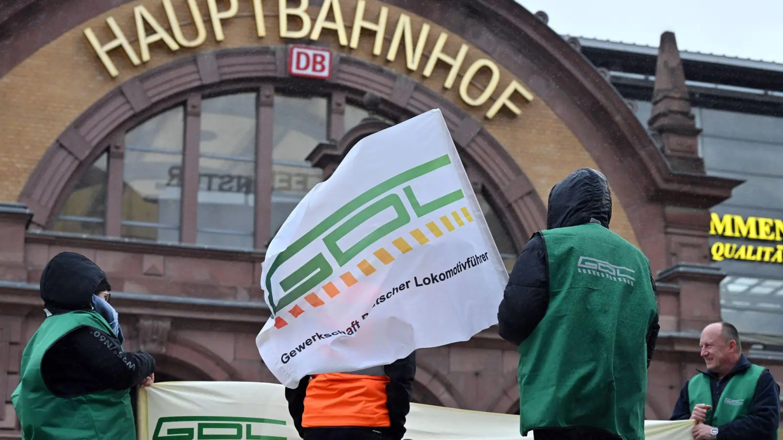 Im Tarifkonflikt zwischen der Deutschen Bahn und der Gewerkschaft Deutscher Lokomotivführer drohte am Dienstag eine Eskalation. (Archivbild) (Foto: Martin Schutt/dpa)
