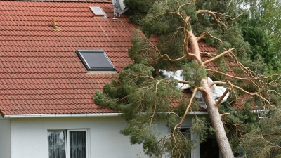 Nach einem Sturm sollte ein stark beschädigtes Wohngebäude erst nach Freigabe durch Fachleute wieder betreten werden (Foto: Hendrik Schmidt/dpa/dpa-tmn)