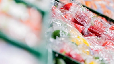Obst und Gemüse steckt in Supermärkten oft in Plastikverpackungen. (Archivbild) (Foto: Rolf Vennenbernd/dpa)