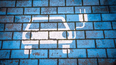 Wo und wie Elektroautos geladen werden können, spielt für ihre Verbreitung eine wichtige Rolle. (Archivbild) (Foto: Jens Büttner/dpa)