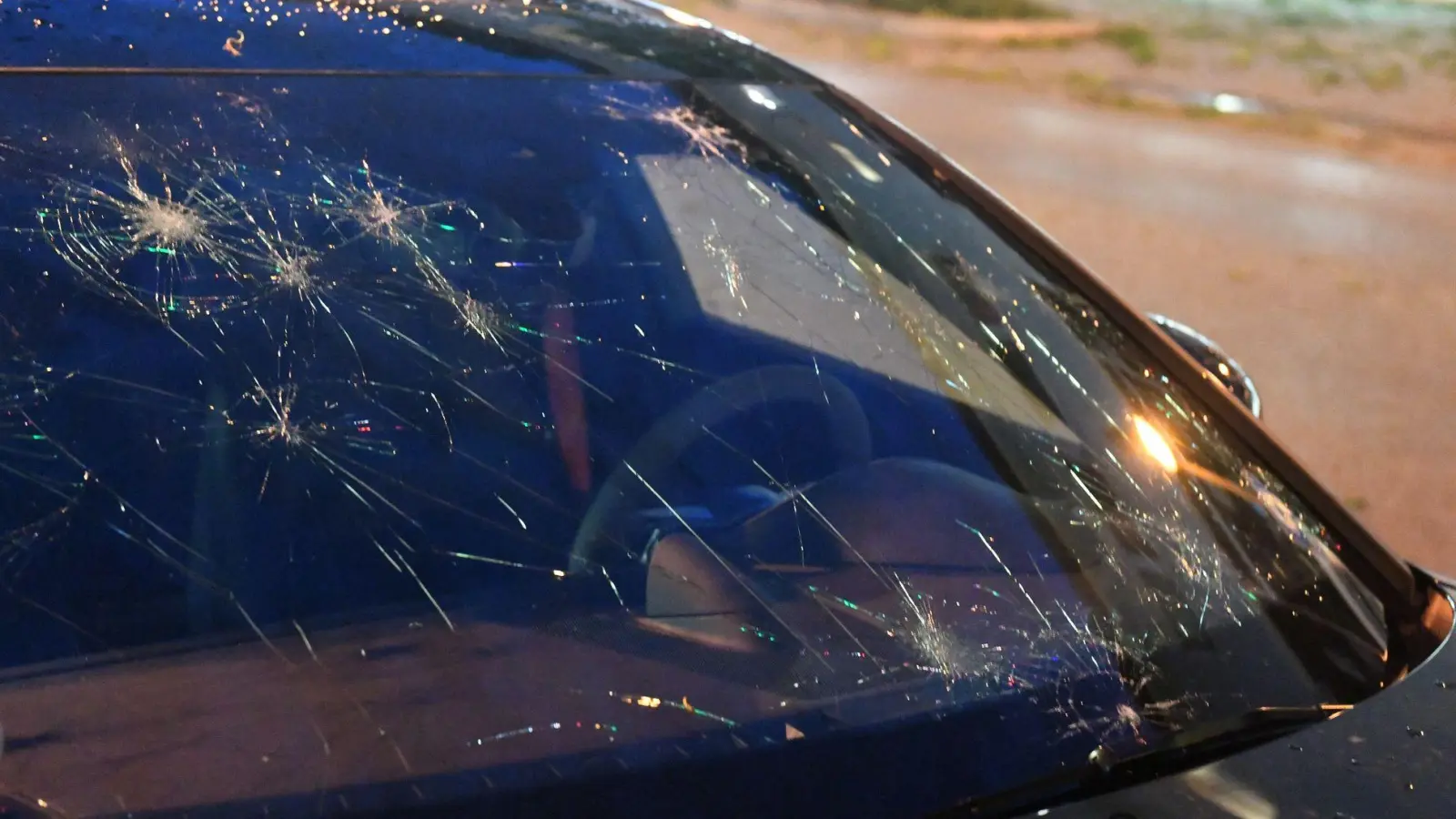 Hagelschaden am Auto? Wer jetzt losrepariert ohne Deckungszusage, zahlt am Ende vielleicht selbst. (Foto: Felix Hörhager/dpa/dpa-tmn)