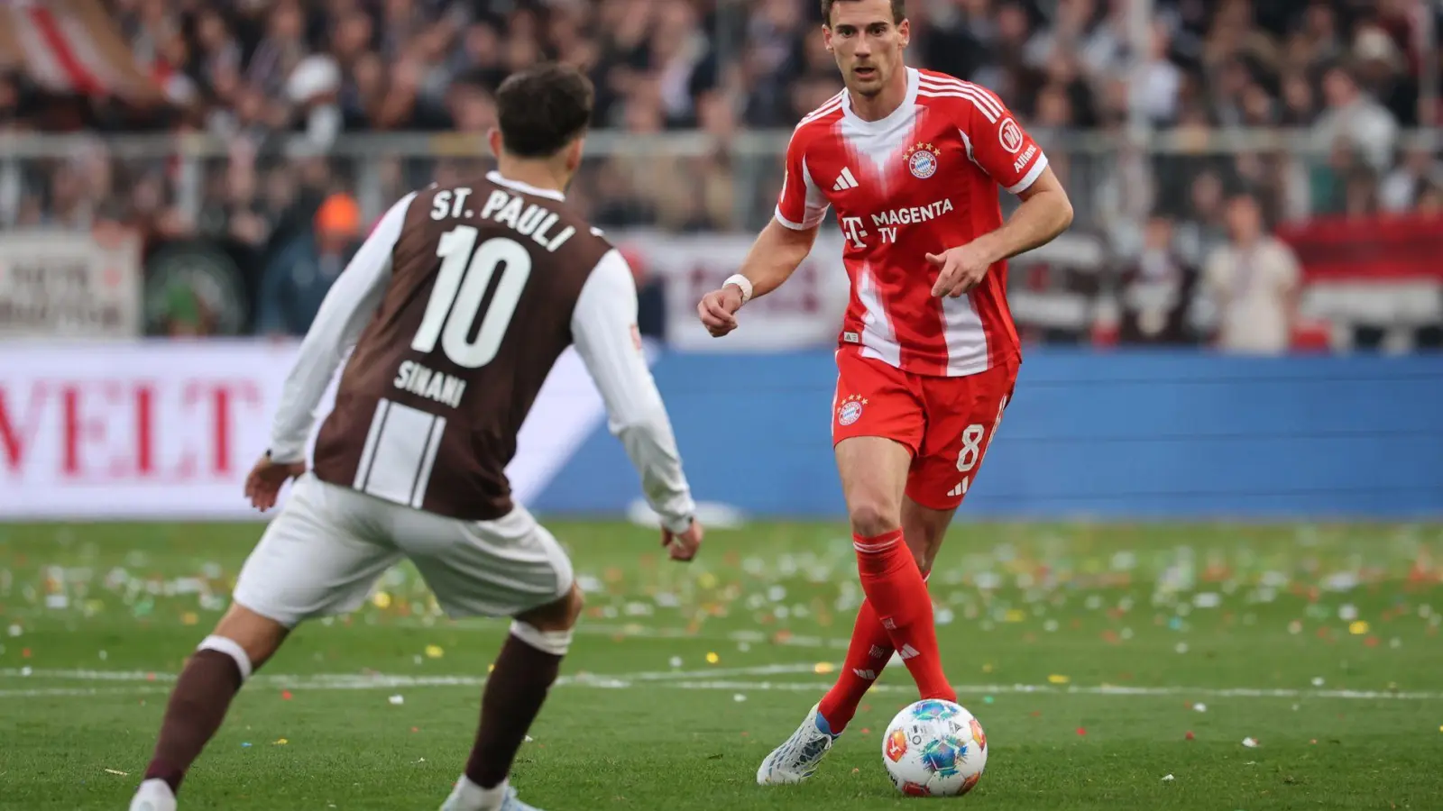 Leon Goretzka (r) erzielte das 102. Saisontor für die Rekord-Bayern. (Foto: Christian Charisius/dpa)