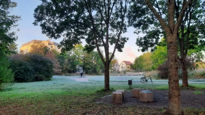 Neben dem Zugang zum Bürgerpark soll im kommenden Jahr ein Treffpunkt für Jugendliche entstehen. Doch die Vertretung der Heimbewohner und einige Anwohner halten den Standort für ungeeignet. (Foto: Bernhard Schmid)