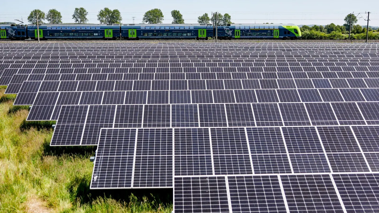 Ein Solarfeld in Schleswig-Holstein. (Foto: Axel Heimken/dpa)