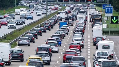 Fahrzeuge im Stau: Laut einer Umfrage würden wieder mehr Menschen ein Auto mit Ottomotor kaufen. (Foto: Peter Kneffel/dpa)