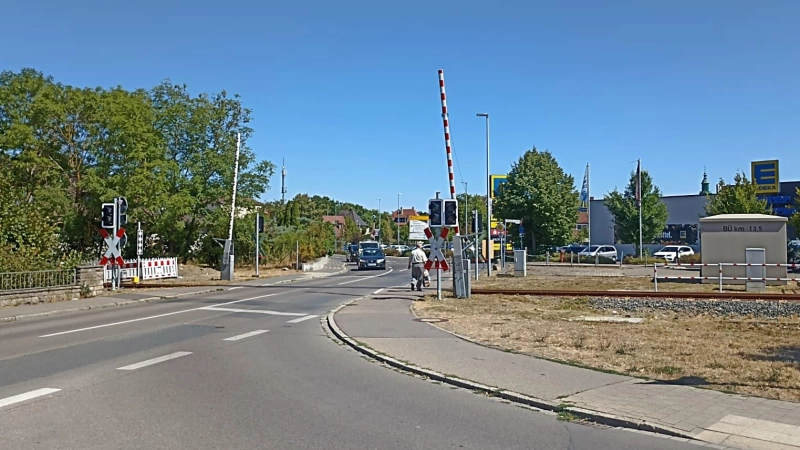 Stein des Anstoßes: Der Bahnübergang Oberntiefer Straße soll zehn Wochen gesperrt werden. (Foto: Alexander Rausch)