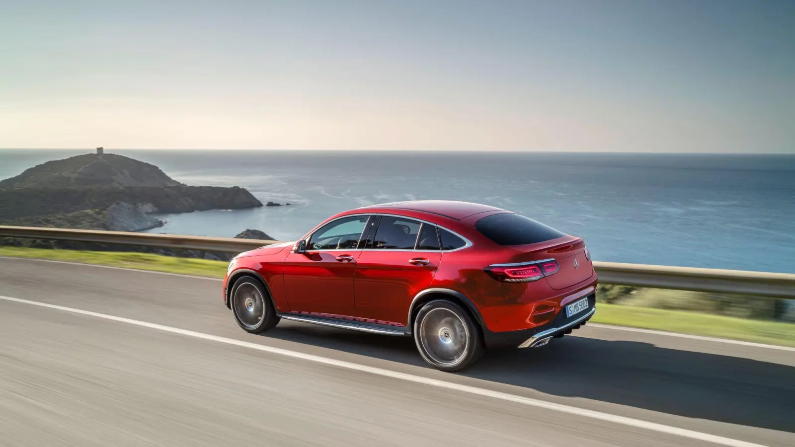 Es geht noch eleganter: Der Mercedes-Benz GLC ist auch als Coupé verfügbar.  (Foto: Mercedes-Benz AG/dpa-tmn)