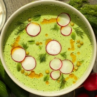 Kalt, cremig, trendy und in 10 Minuten fertig: Eine Gurken-Joghurt-Suppe ist perfekt an heißen Sommertagen. (Foto: Lesley Brügger/lemonsanddragons/dpa-tmn)