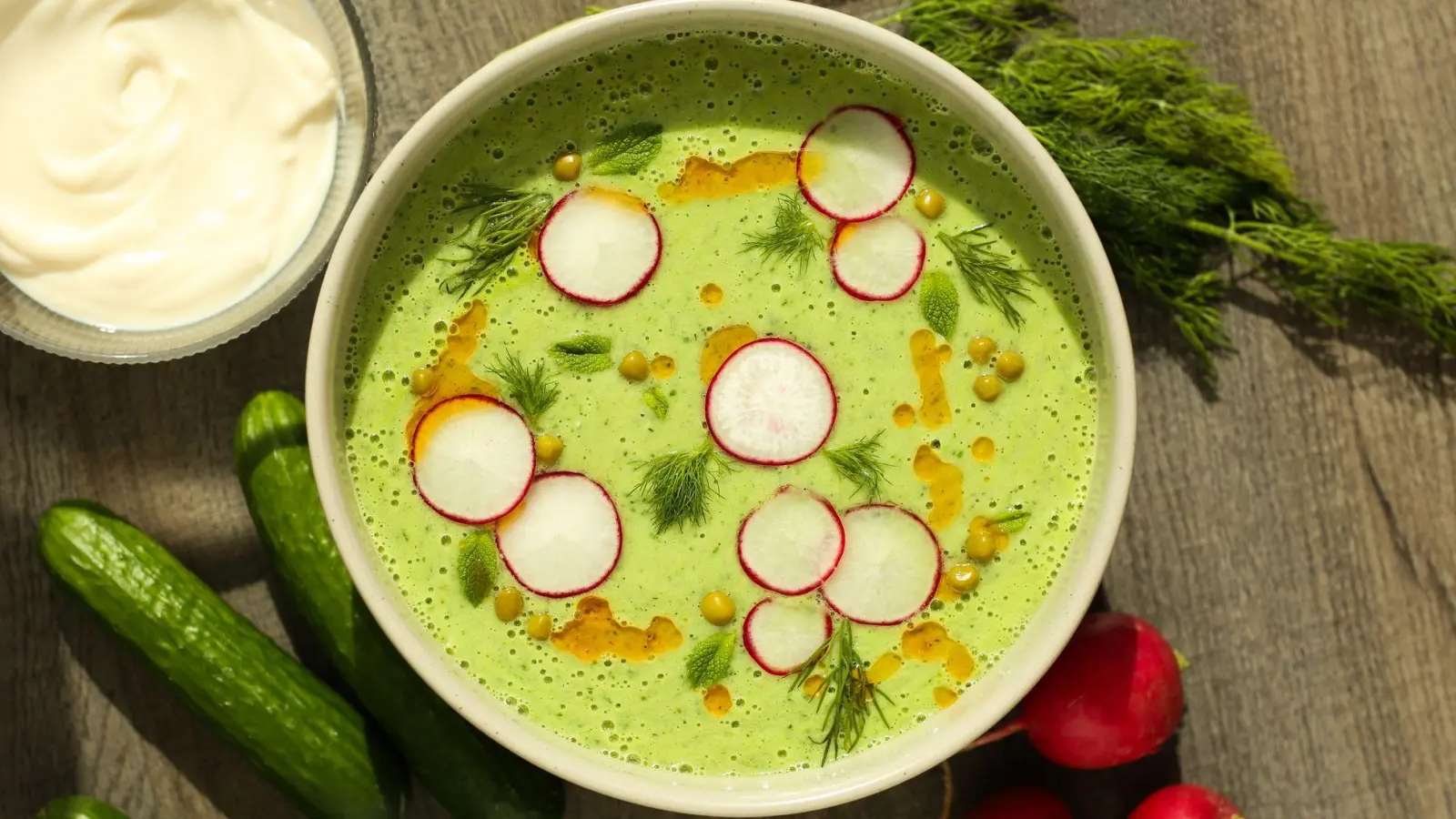 Kalt, cremig, trendy und in 10 Minuten fertig: Eine Gurken-Joghurt-Suppe ist perfekt an heißen Sommertagen. (Foto: Lesley Brügger/lemonsanddragons/dpa-tmn)