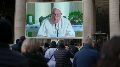 Papst Franziskus plagt seit einigen Tagen eine Erkältung. (Foto: Andrew Medichini/AP/dpa)