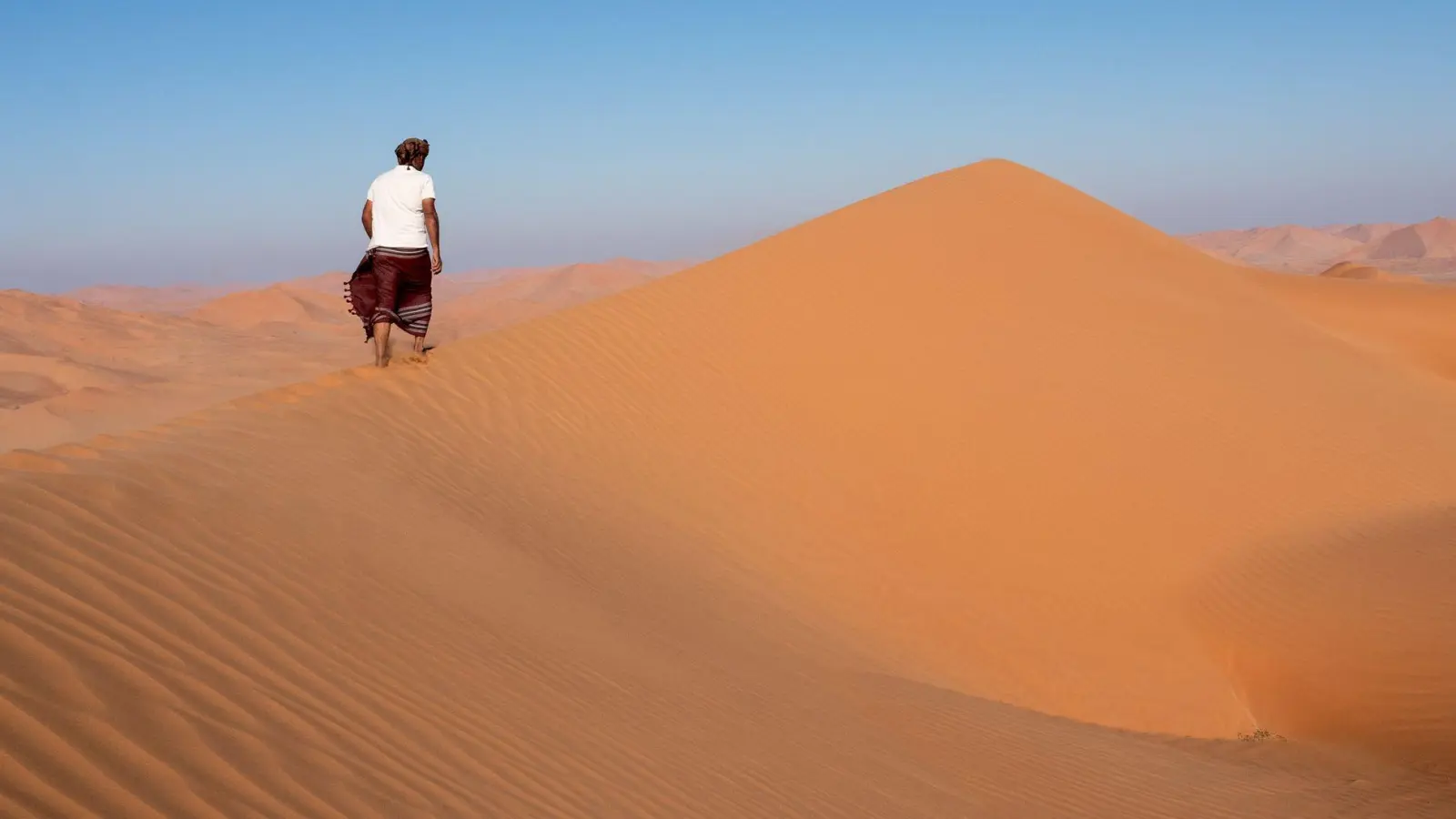 Sand, so weit das Auge reicht - das ist das Markenzeichen der Rub al-Chali. (Foto: Andreas Drouve/dpa-tmn)