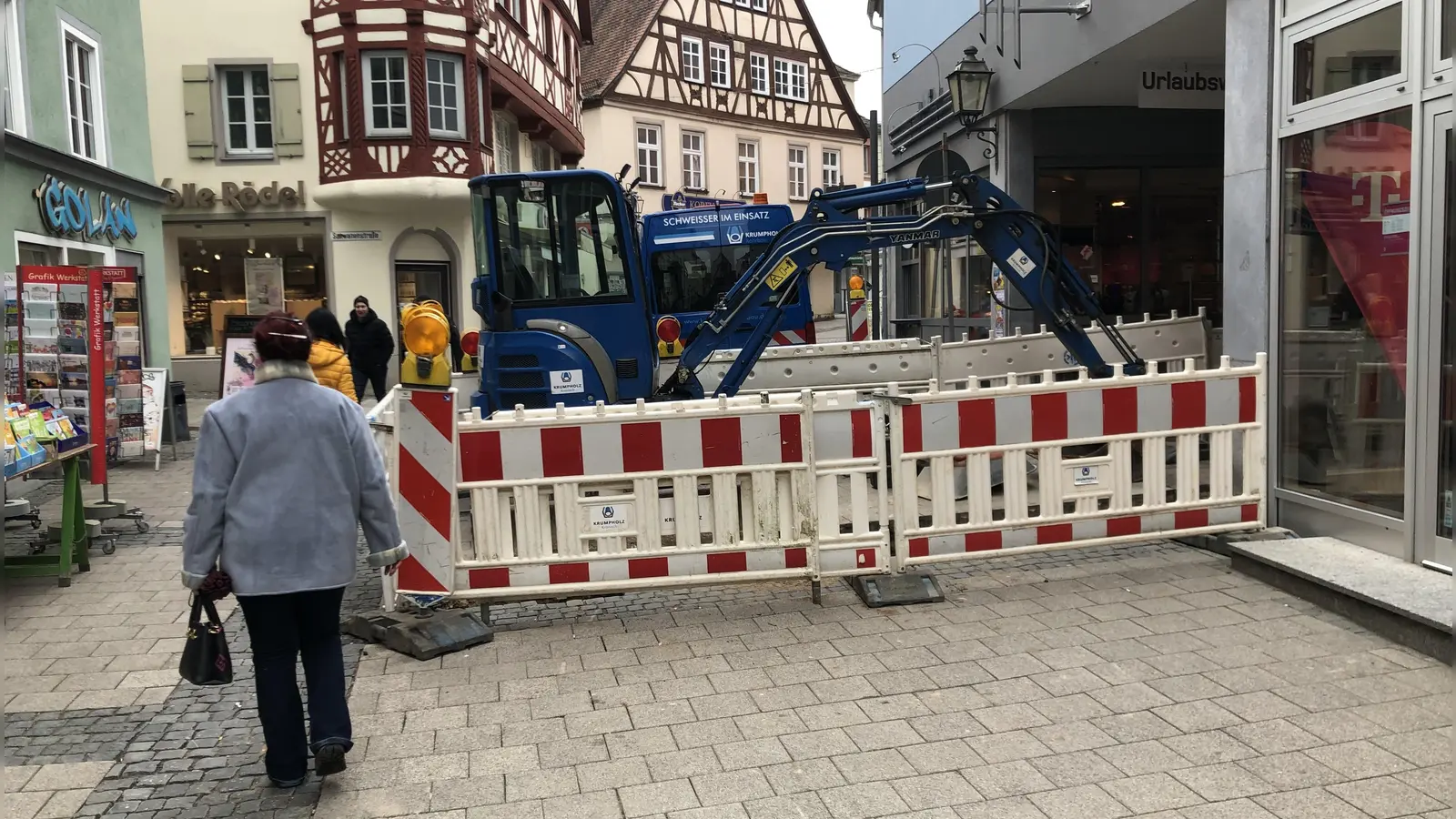 Schwierige Engstelle: Viel Platz ist zwischen Buchhandlung und Baustelle tatsächlich nicht für Passanten. (Foto: Florian Pöhlmann)