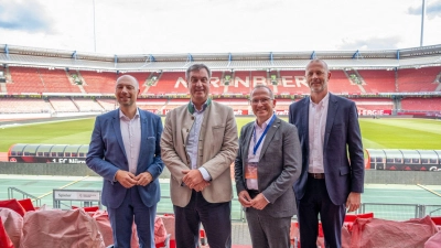 Werben für Nürnberg als Finals-Gastgeber: Bürgermeister Kriegelstein, Ministerpräsident Söder, Landessportbund-Chef Ammon und FCN-Vorstand Rossow (v.l.n.r.) (Foto: Pia Bayer/dpa)