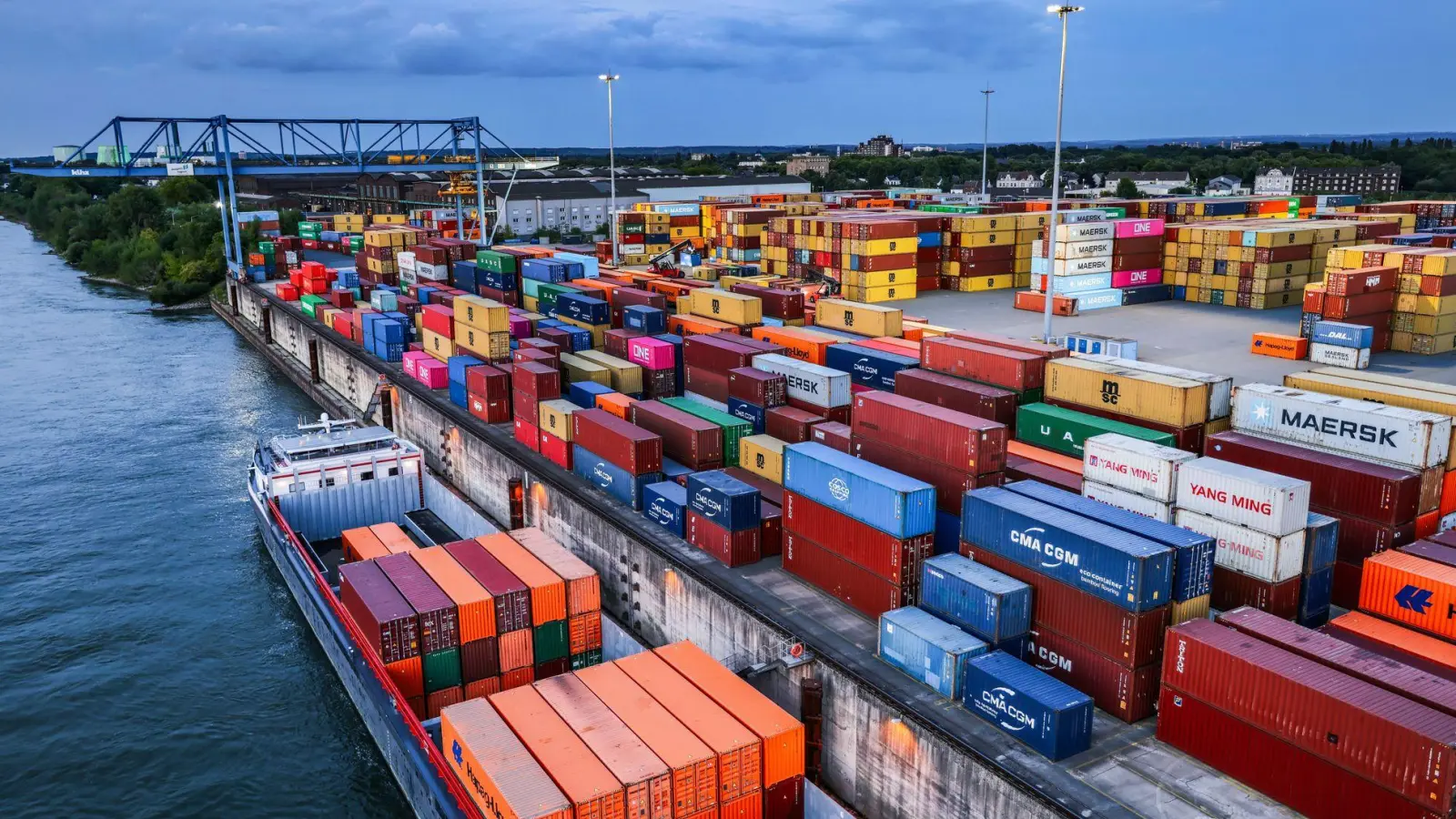 Die OECD sieht die deutsche Wirtschaft auf einem verhaltenen Wachstumskurs (Archivbild). (Foto: Oliver Berg/dpa)