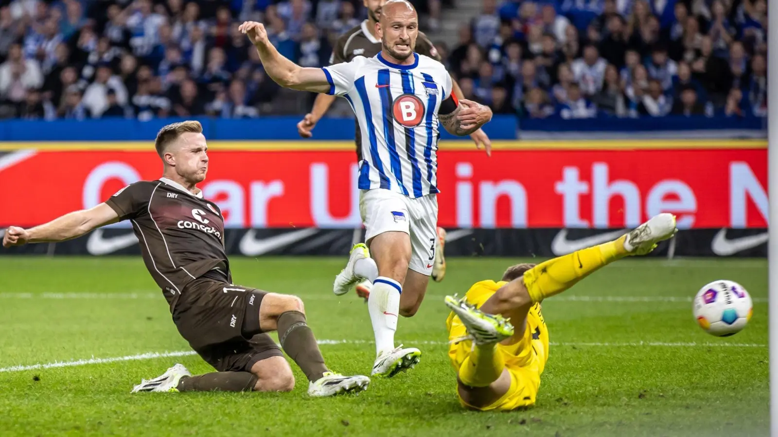 Johannes Eggestein (l) erzielte Paulis 1:0 in Berlin. (Foto: Andreas Gora/dpa)