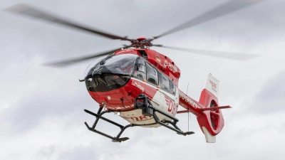 Auch ein Rettungshubschrauber war nach dem Unfall in Oberbayern im Einsatz. (Symbolbild) (Foto: Daniel Karmann/dpa)