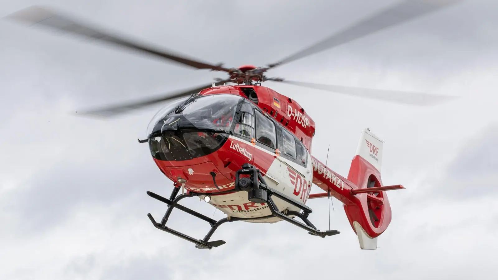 Auch ein Rettungshubschrauber war nach dem Unfall in Oberbayern im Einsatz. (Symbolbild) (Foto: Daniel Karmann/dpa)