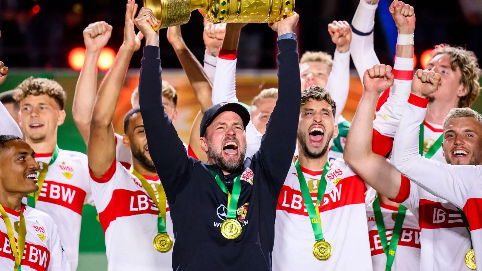 Zwei Siege trennen den VfB und Trainer Sebastian Hoeneß (Mitte) vom erneuten Pokal-Triumph. (Archivbild) (Foto: Tom Weller/dpa)