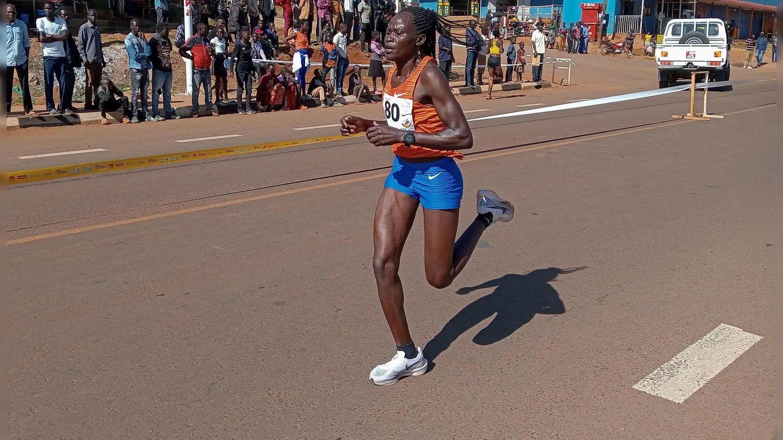 Die ugandische Marathonläuferin Rebecca Cheptegei ist nach einem Brandangriff gestorben. (Foto: Uncredited/AP/dpa)