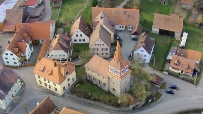 Im Haus hinter der Kirche fand sich bis vor kurzem das Gasthaus Zum Kirchenwirt in Egenhausen. Nun hat es seine Pforten geschlossen. (Foto: Rudolf Göller)