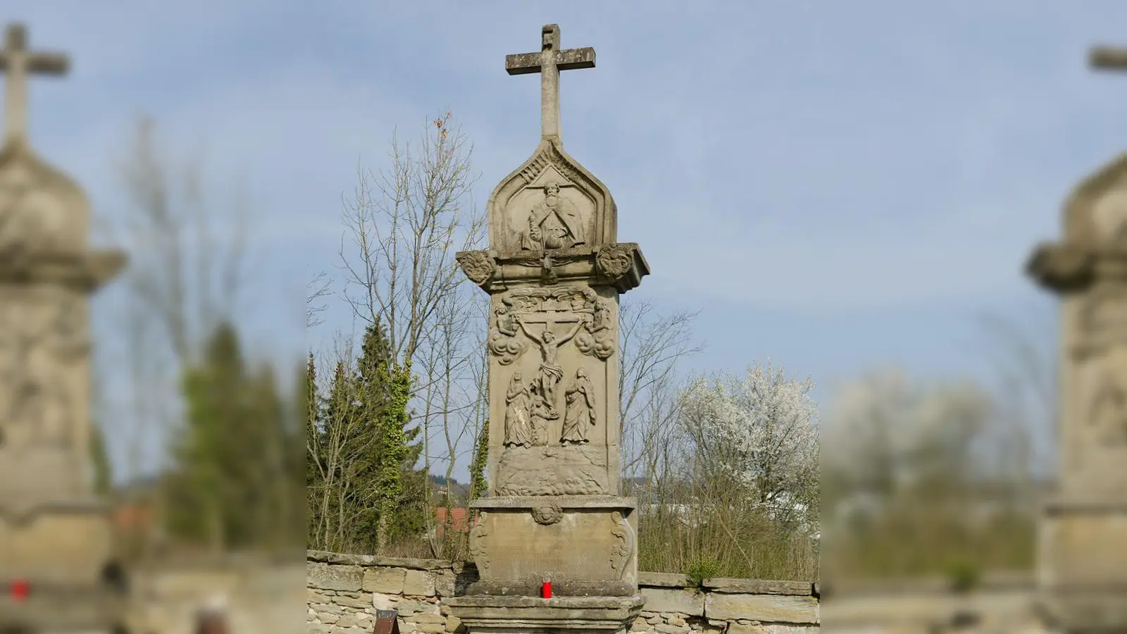 Der Votivaltar, der Ende des 17. Jahrhunderts aus Anlass der Errichtung des Schwarzen Turms gestiftet worden war, hatte seinen Standort zuletzt – bis 2015 – am alten Friedhof. Er soll saniert und auf der Wiese beim Johannessee wieder errichtet werden. (Foto: Stadtbauamt Scheinfeld)