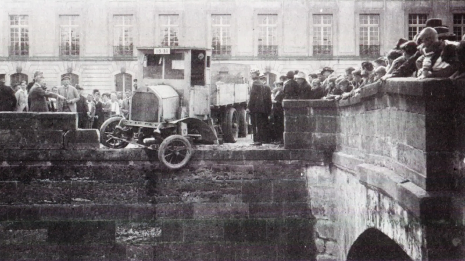 Mitte der 1920-er Jahre herrscht auf den Straßen verbreitet noch Anarchie. Obwohl noch nicht viele Kraftfahrzeuge zugelassen sind, kommt es immer wieder zu Unfällen, wie dieser spektakuläre an der Ansbacher Schlossbrücke. (Repro: Alexander Biernoth)