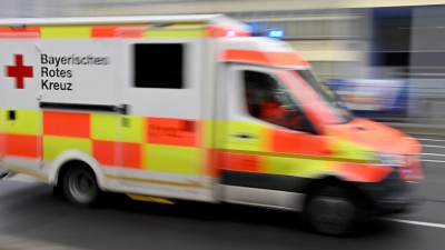 Die Frau kam mit schweren Kopfverletzungen in ein Krankenhaus. (Symbolbild) (Foto: Peter Kneffel/dpa)