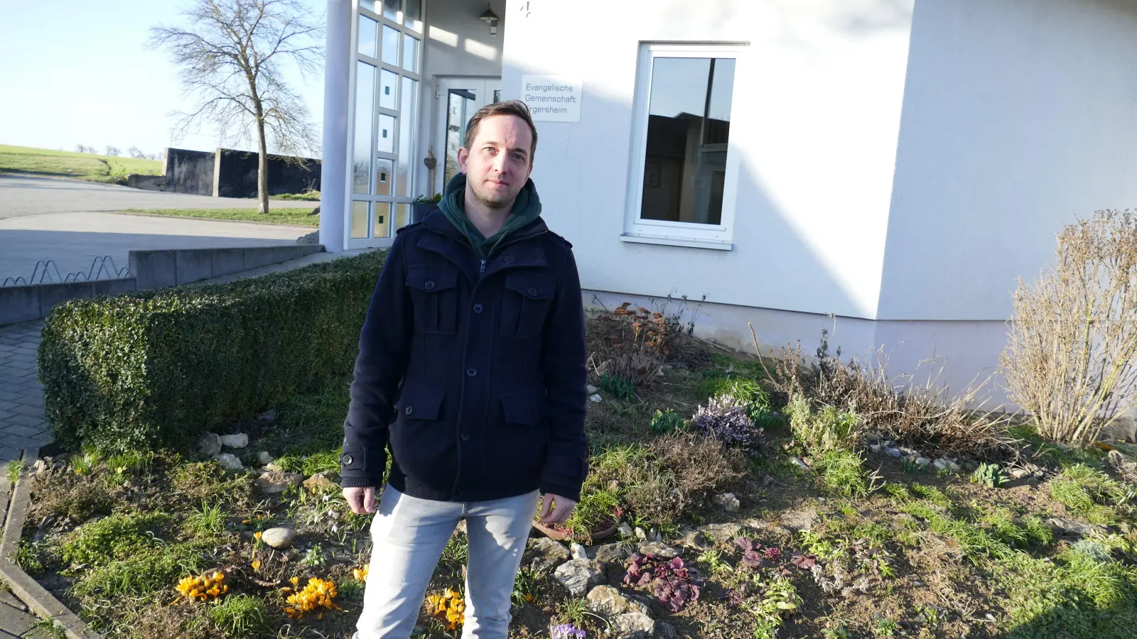 Pastor Jan Bergmann vor dem Haus der Evangelischen Gemeinschaft in Ergersheim. (Foto: Sylvia Fehlinger)