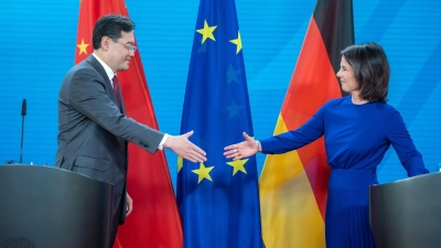 Außenministerin Annalena Baerbock mit ihrem chinesischen Amtskollegen Qin Gang. (Foto: Michael Kappeler/dpa-pool/dpa)