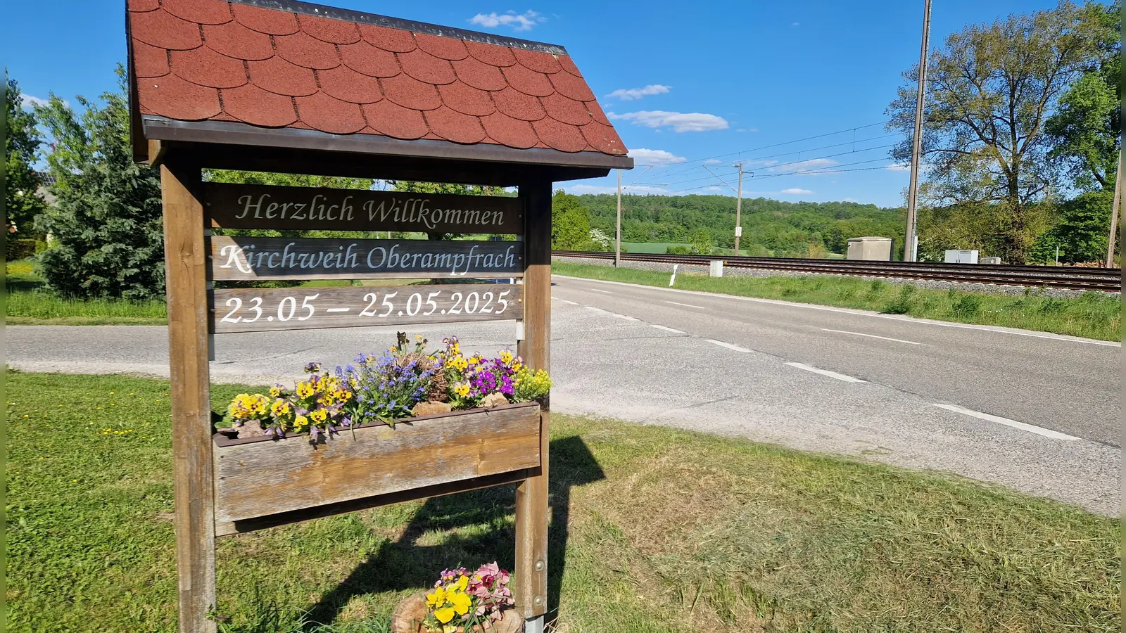 In Oberampfrach wird gefeiert.  (Foto: Friedrich Strohmeier)