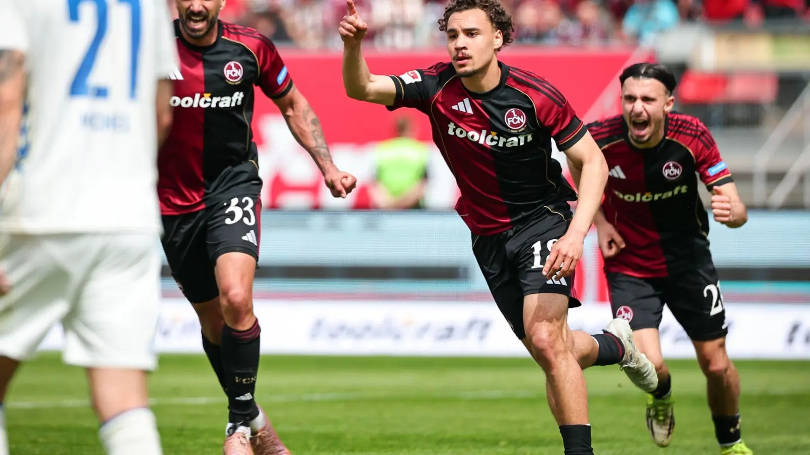 Rafael Lubach sorgt für Freude bei den Nürnberger Fans. (Foto: Daniel Karmann/dpa)