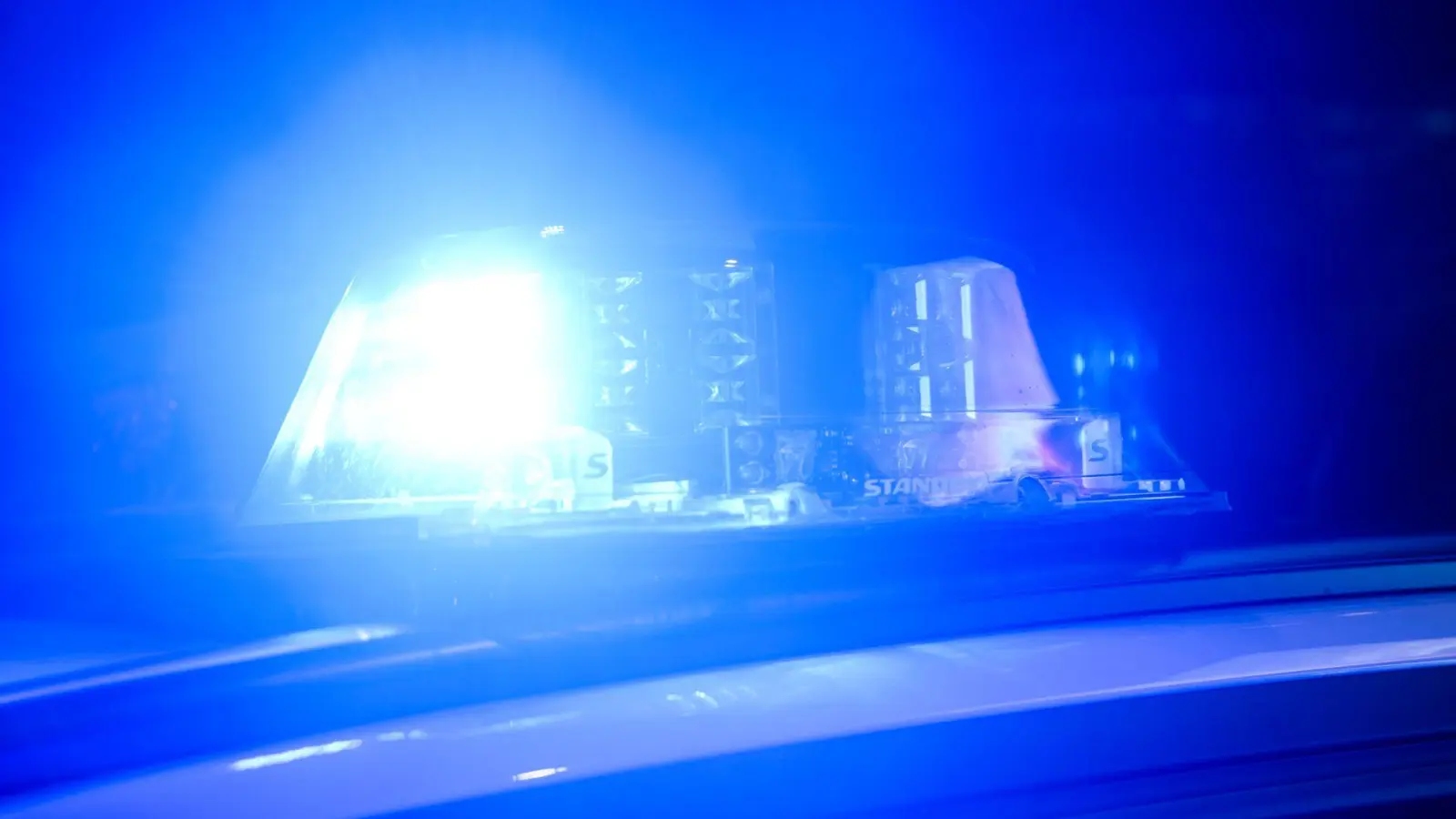 Die beiden Insassen des Wagens konnten über das Eis ans Ufer gehen. (Symboldbild) (Foto: Julian Stratenschulte/dpa)