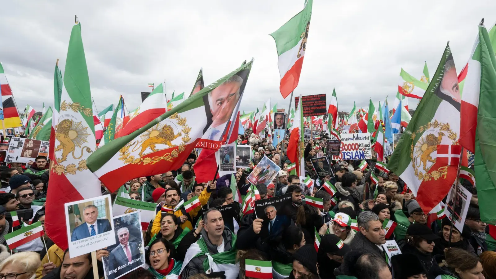 Eine Demonstration gegen Irans Führung in München sorgt für Spannungen. (Archivbild) (Foto: Marijan Murat/dpa)