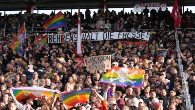 Fans des FC St. Pauli protestieren mit drastischen Worten gegen die umstrittenen Aussagen von Wolfsburgs Kevin Behrens.  (Foto: Marcus Brandt/dpa)