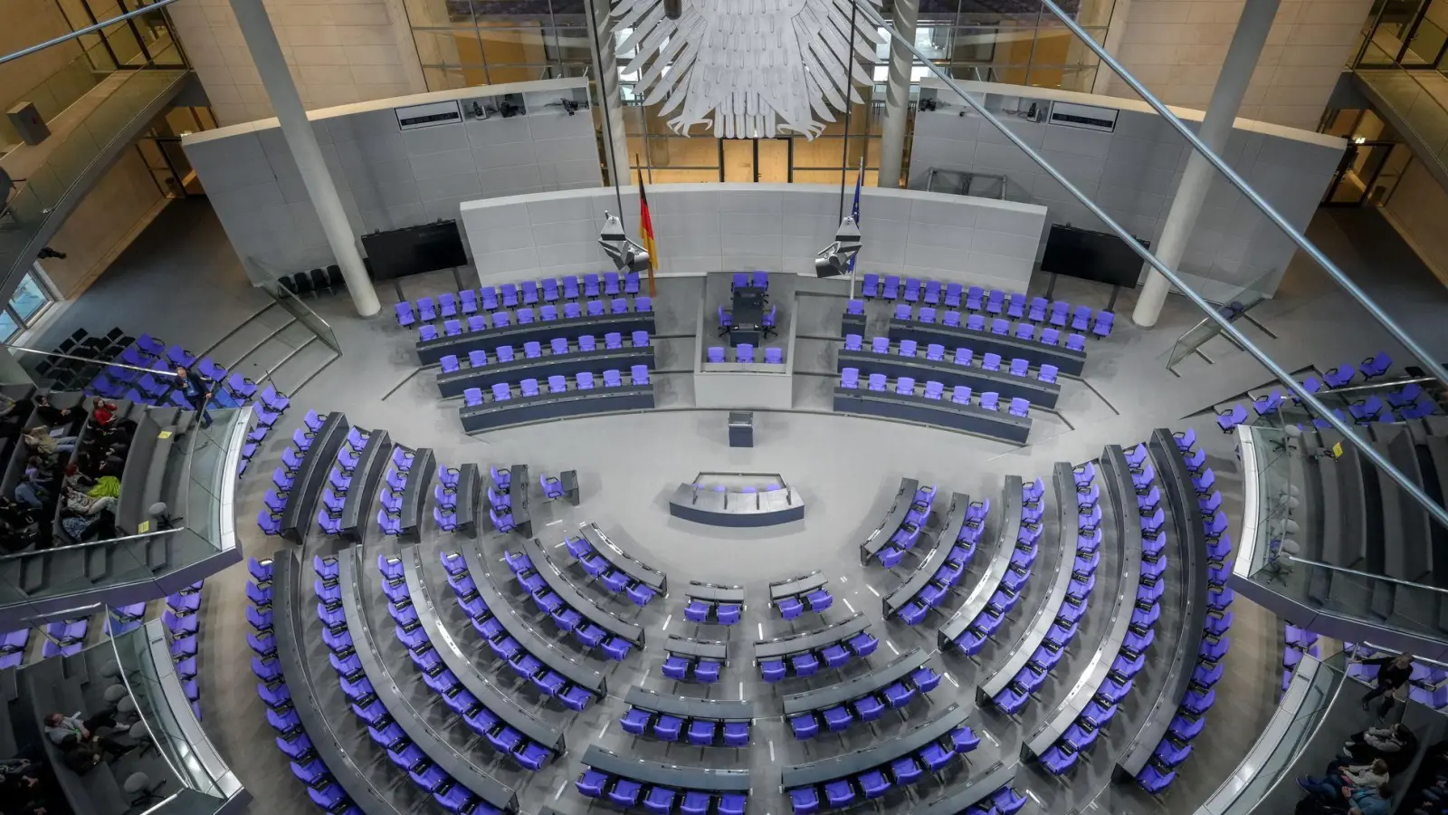 Im Plenum des Bundestages werden aufgrund der Wahlrechtsreform künftig nur noch 630 Abgeordnete sitzen. (Symbolbild) (Foto: Kay Nietfeld/dpa)