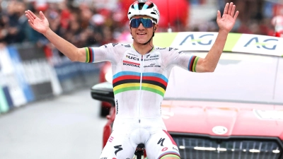 Weltmeister Remco Evenepoel triumphierte bei Lüttich-Bastogne-Lüttich. (Foto: Geert Vanden Wijngaert/AP/dpa)