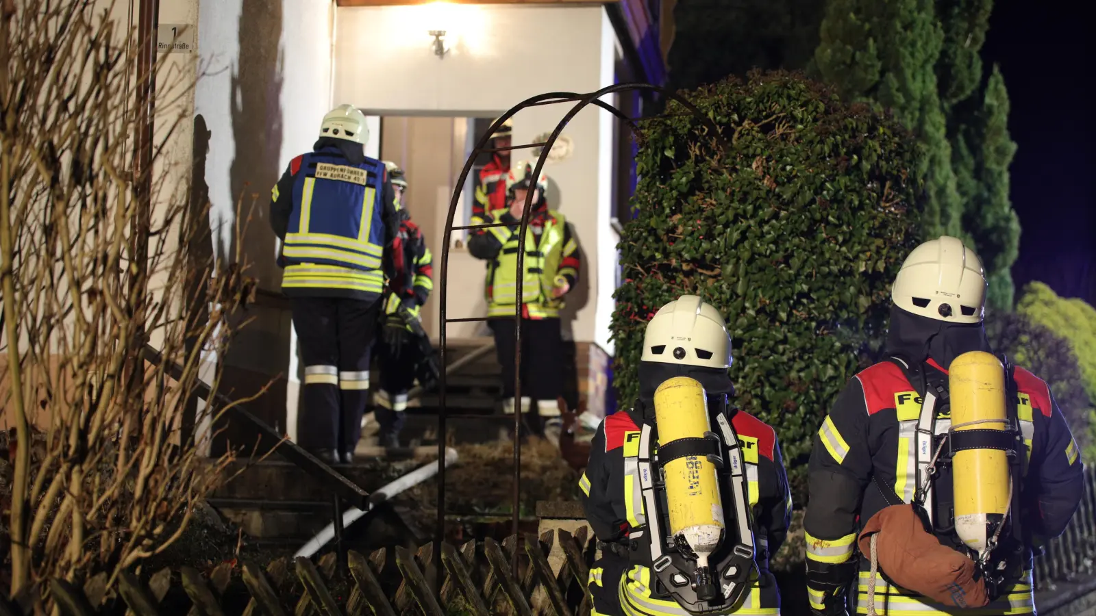 In der Ringstraße in Aurach (Landkreis Ansbach) kam es am frühen Donnerstagmorgen zu einem Brand im Keller eines Wohnhauses. (Foto: NEWS5 / Markus Zahn)