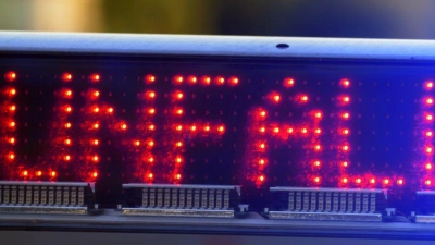 Am Unfallort waren die Feuerwehr, der Rettungsdienst mit mehreren Rettungswagen, sowie mehrere Streifen der Polizei eingesetzt. (Foto: Stefan Puchner/dpa)