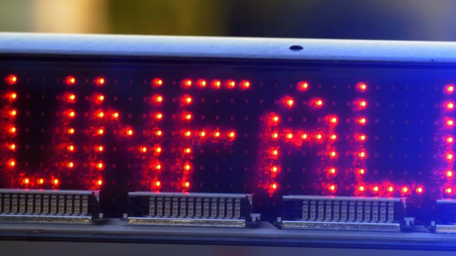Am Unfallort waren die Feuerwehr, der Rettungsdienst mit mehreren Rettungswagen, sowie mehrere Streifen der Polizei eingesetzt. (Foto: Stefan Puchner/dpa)