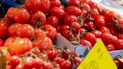 Verbraucher spüren beim Einkauf die gestiegenen Lebensmittelpreise. (Foto: Boris Roessler/dpa)