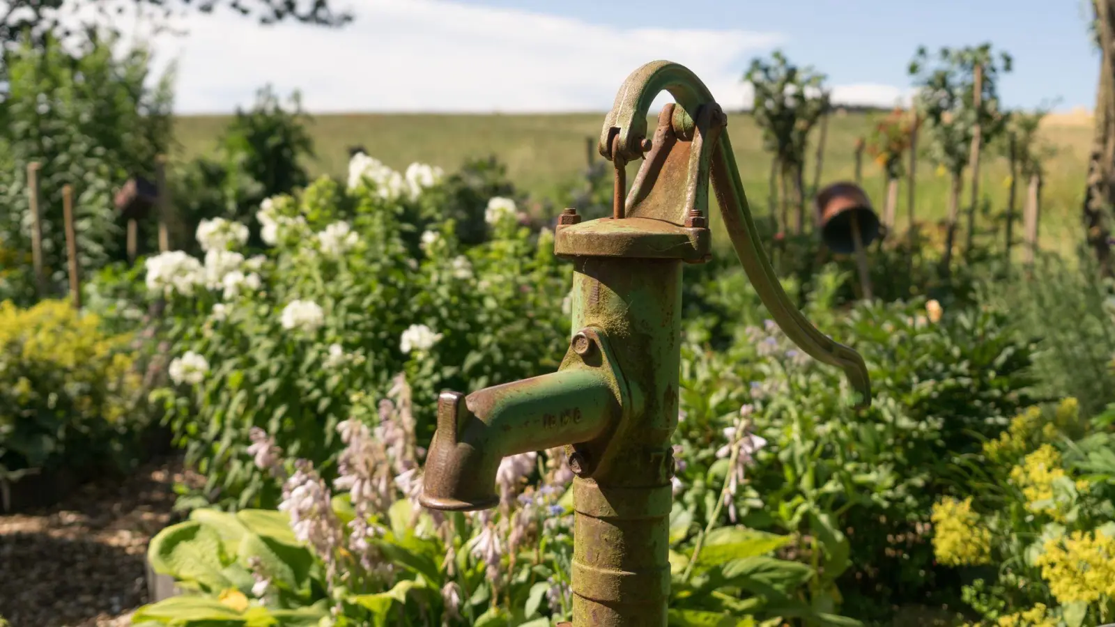Wer einen Brunnen anlegen möchte, um Grundwasser zu schöpfen, muss das Vorhaben in Deutschland bewilligen lassen. (Foto: Robert Günther/dpa-tmn)