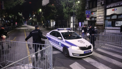 Ein junger Serbe griff einen Polizisten vor der israelischen Botschaft in Belgrad mit Messern an und wurde von dem Beamten erschossen. (Archivbild) (Foto: Armin Durgut/AP/dpa)